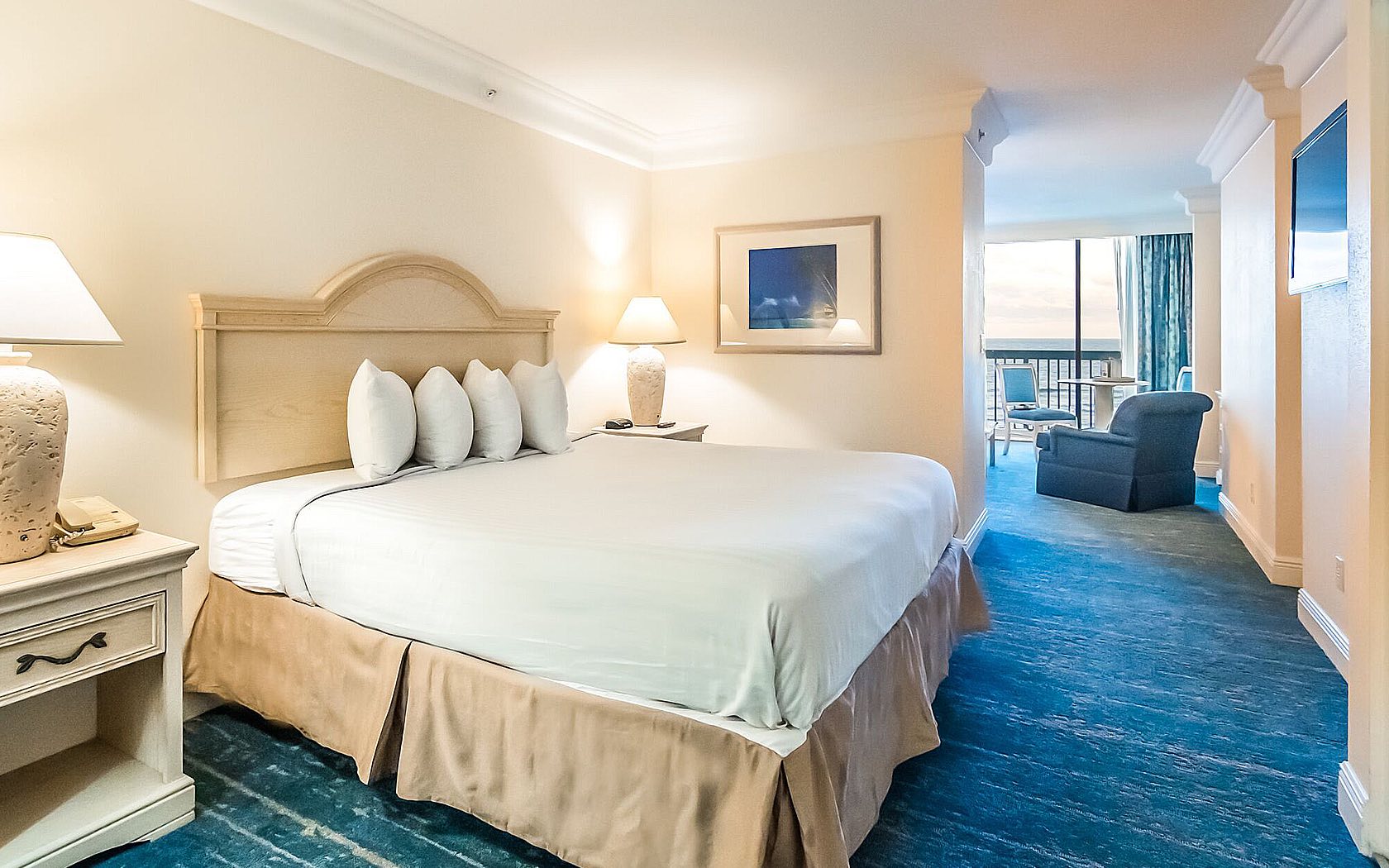 daytona-rooms-standard-oceanfront-king-suite-5c47318a4a585