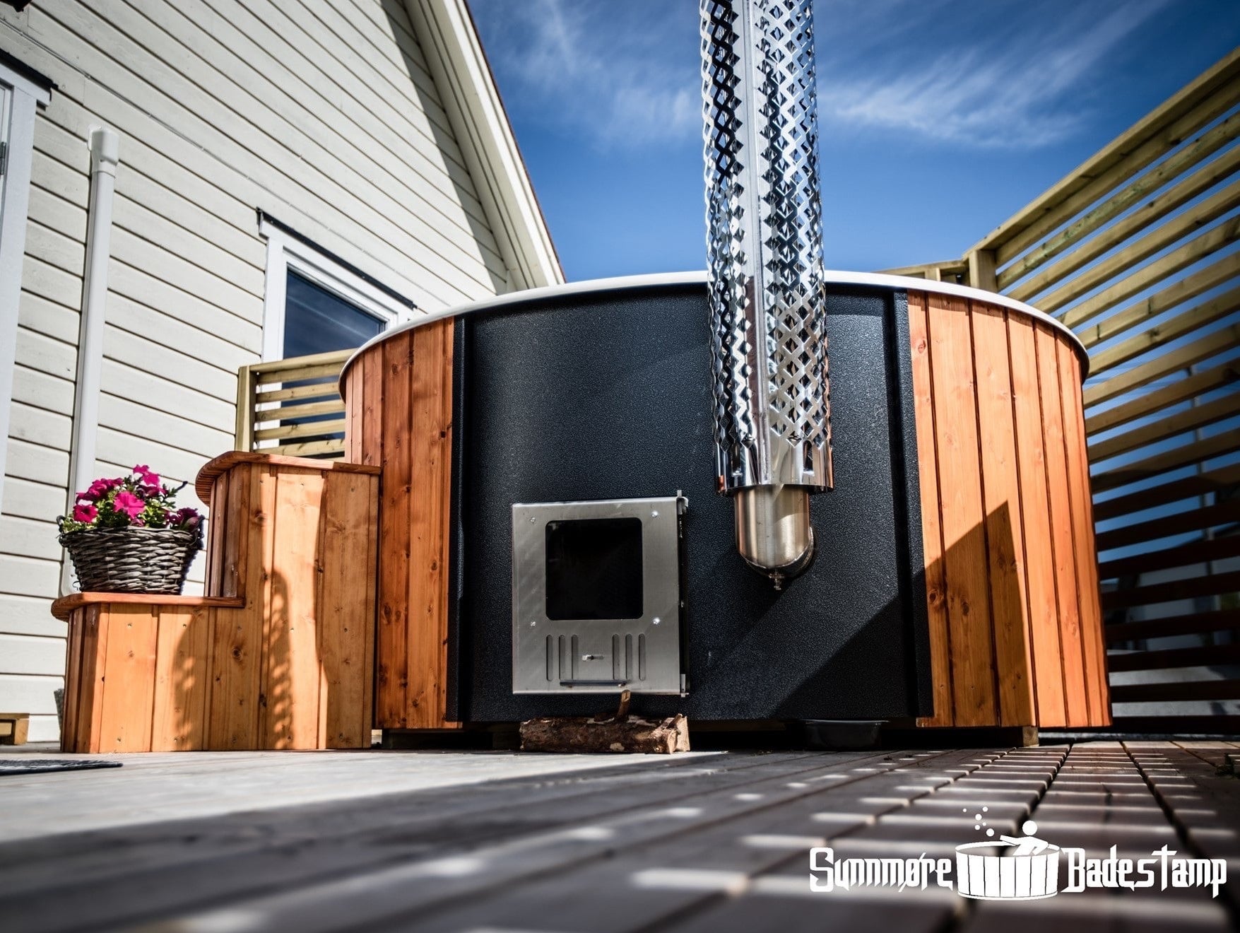 Vedfyrt badestamp BRIS på terrasse med integrert vedovn og trepanel