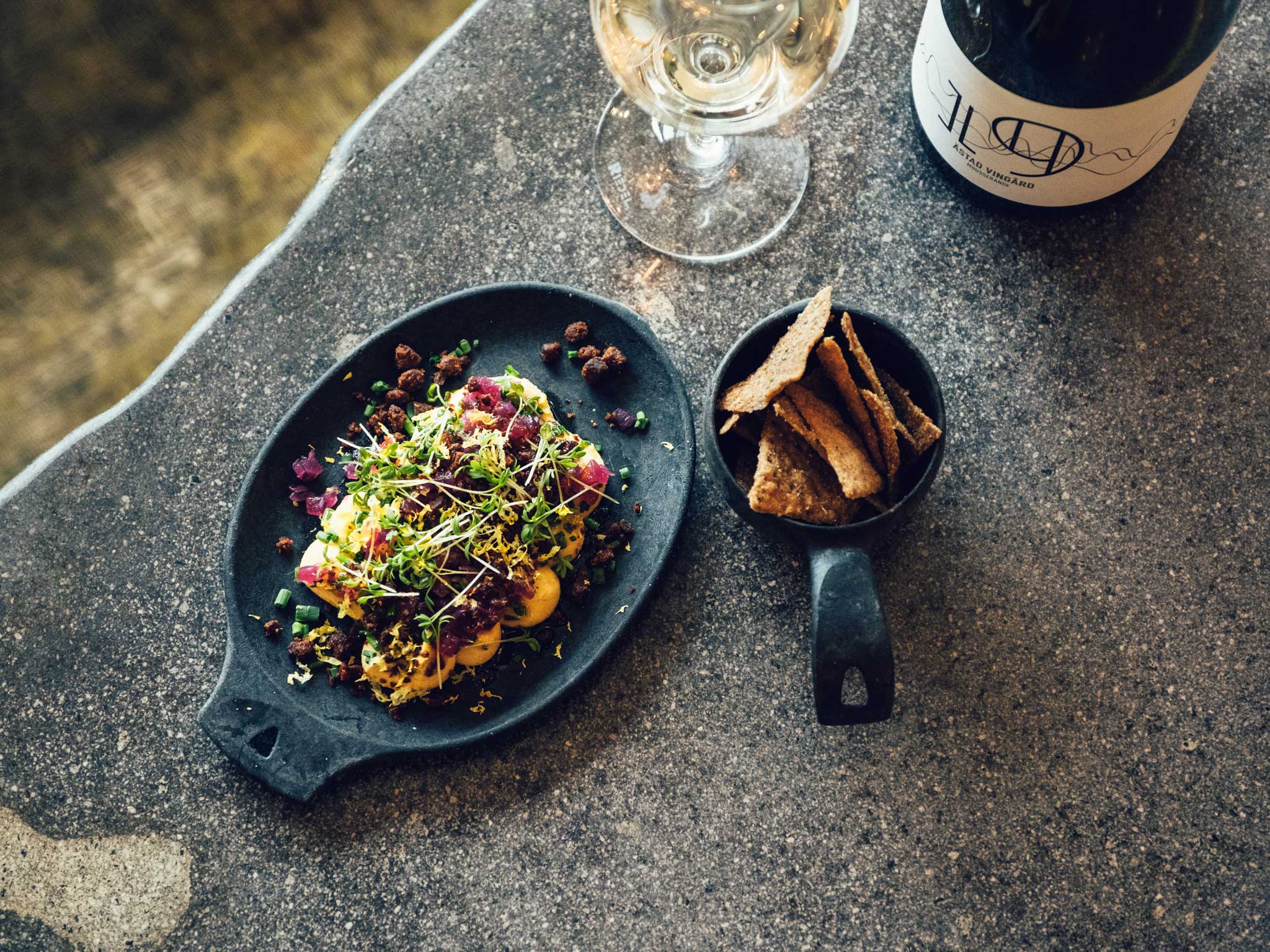 Ästad Vingård. Sesongbaserte råvarer i sentrum og vin fra egen vingård.