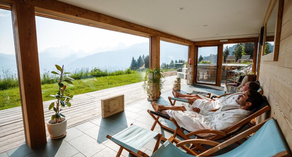 Avslapningsområde med utsikt ved Whitepod Original Hotel i Alpene