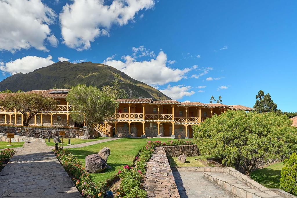 Casa Andina Premium Valle Sagrado Hotel & Villas - hotellet sett i vakre omgivelser og utsikt til fjell i bakgrunnen