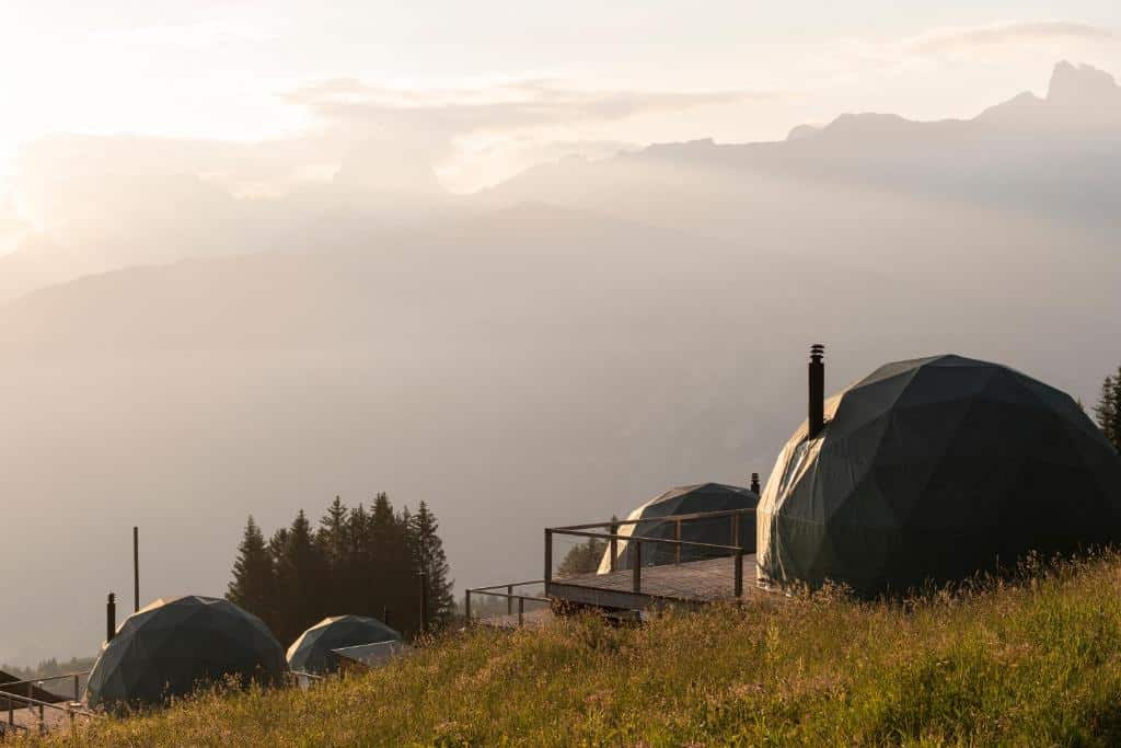 Geodetiske pods i sommerlandskap med utsikt over Rhône-dalen