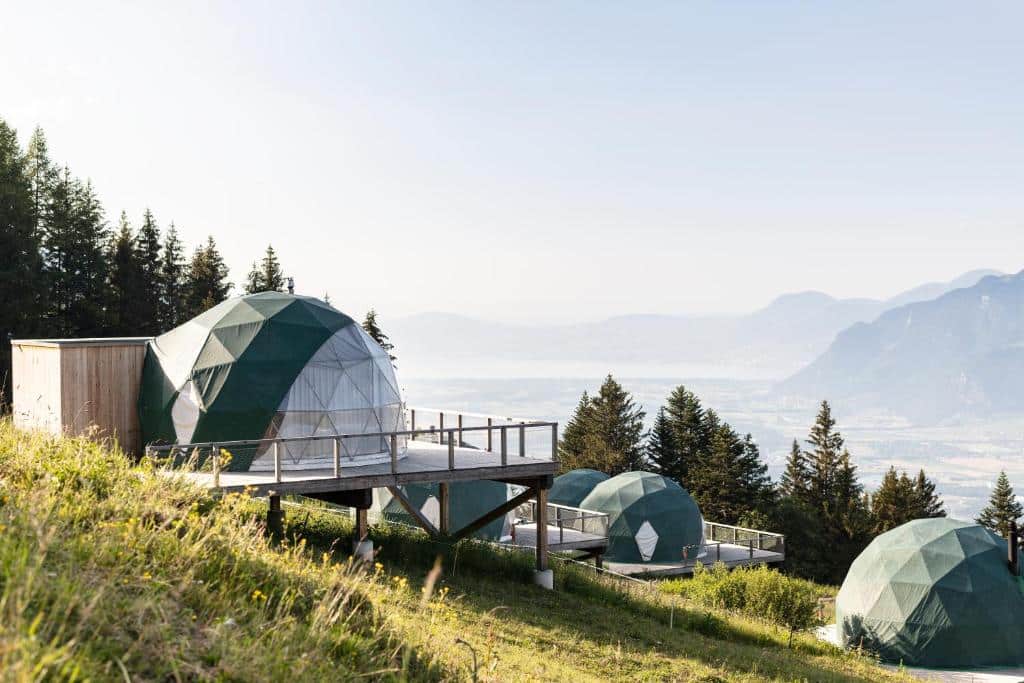 Geodetiske pods ved Whitepod Original med utsikt over Rhône-dalen