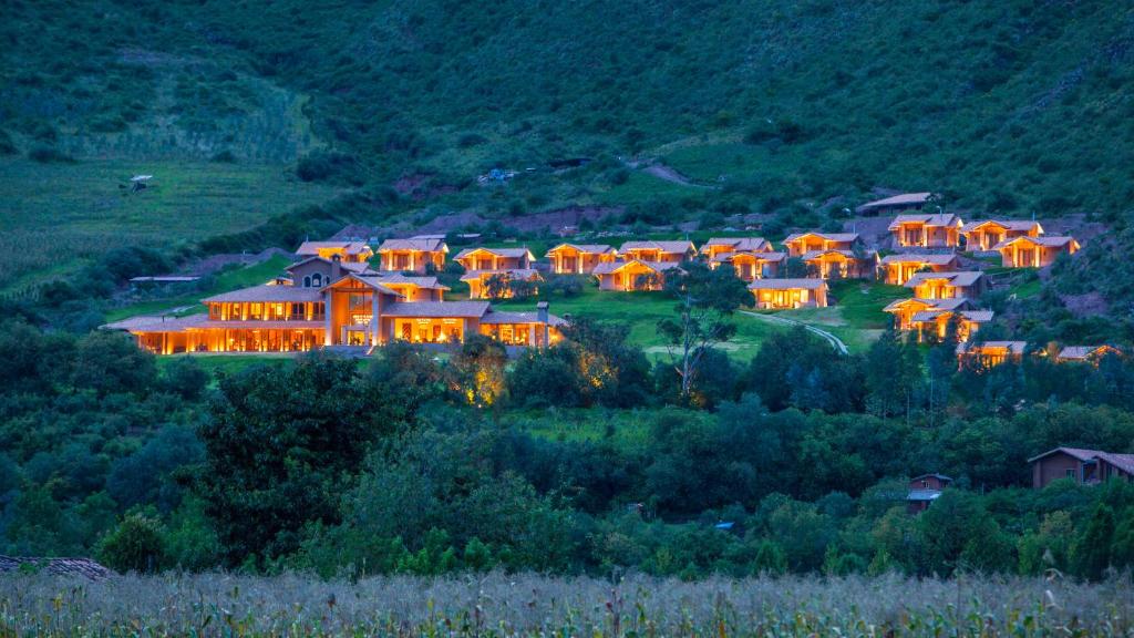 Inkaterra Hacienda Urubamba i vakre omgivelser. Bilde fra kvelden og hotellet omgitt av frodig grøntområde.