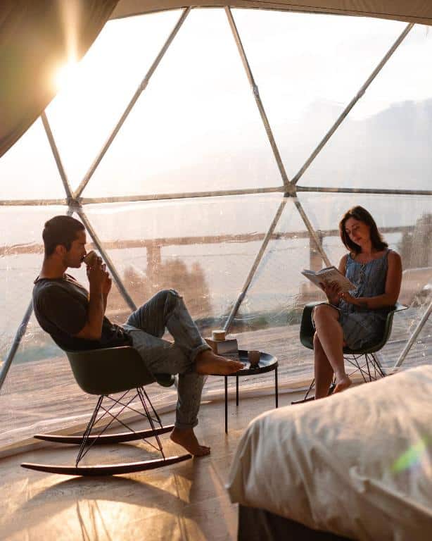 Morgenkaffe i pod med Alpene som bakteppe