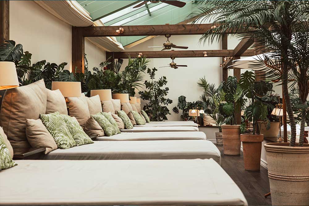 Varme bassenger med utsikt mot havet.