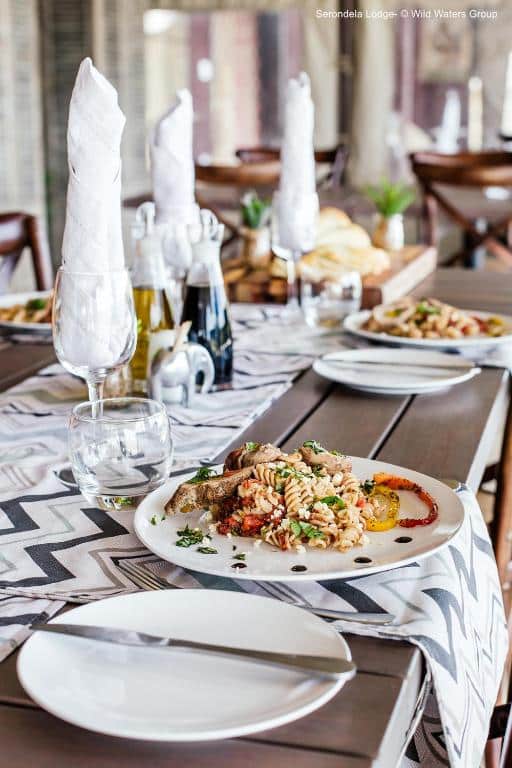 Etter dagens safari venter en nytelsesfull middag i lodgen – utsøkte smaker, gode samtaler og Afrikas kveldstoner i bakgrunnen.