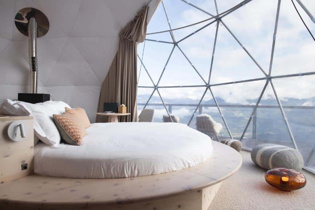 Soverom i geodetisk pod hos Whitepod Eco-Luxury Hotel med panoramautsikt mot Alpene