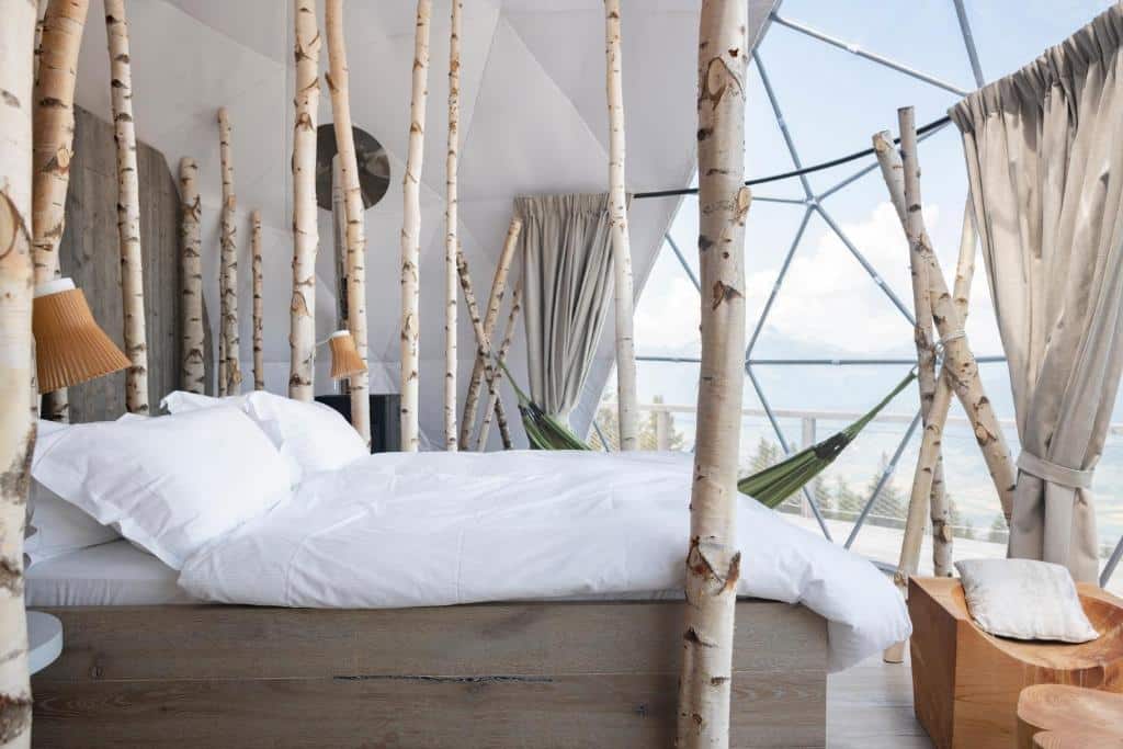 Whitepod Eco-Luxury Hotel, stemningsfull morgen i hvitt snødekt landskap, lyst interiør og myke tekstiler for avslapning