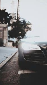 Audi R8 sportsbil parkert langs en bygate – luksusbil og premium kjøreopplevelse