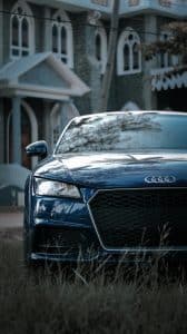 Audi luksusbil parkert foran eksklusivt hotell – premium bilopplevelse i Norge