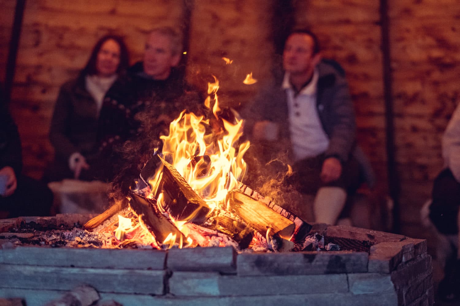 Bål og hyggelig stemning med afterski i lavo på Spidsbergseter Resort Rondane