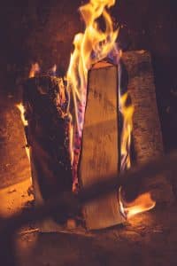 Bål og peiskos i stue på Spidsbergseter Resort Rondane