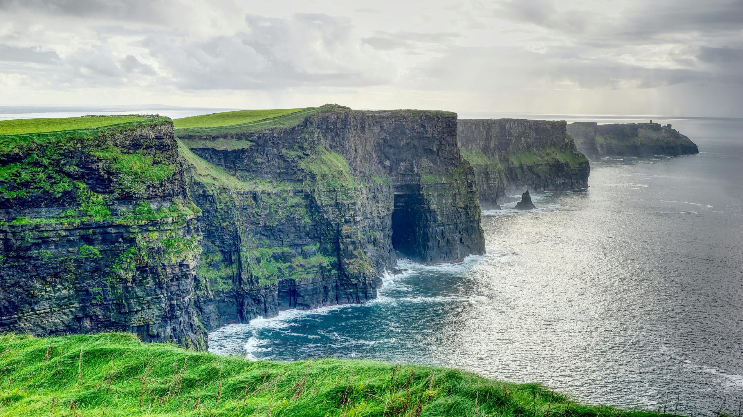 Cliffs of Moher i Irland med dramatiske grønne klipper langs Atlanterhavskysten