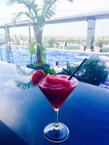 Cocktail ved infinity-poolen på Dña Monse Hotel Spa & Golf i Torrevieja – luksuriøs rooftop-opplevelse på Costa Blanca.