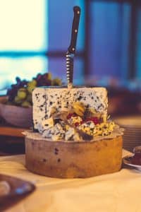 Deilige oster på fat og hyggelig stemning med kveldskos på Spidsbergseter Resort Rondane