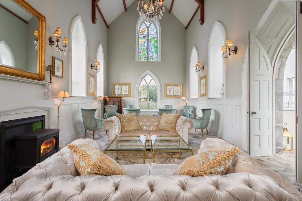 Elegant salong med peis og høye vinduer på Glenlo Abbey Hotel ved Galway