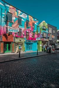 Fargerik gatekunst og butikker i kreativ bydel i Dublin