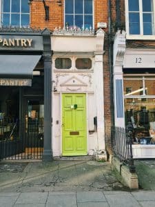 Fargerik grønn ytterdør i georgiansk husfasade i Dublin sentrum