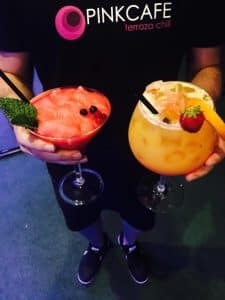 Fargerike cocktails på Pink Café Terraza Chill i Torrevieja – trendy bar og kveldsliv på Costa Blanca i Spania.