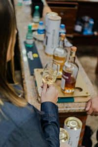 Flaske Jameson Irish Whiskey på bord, irish whiskey prøvesmaking