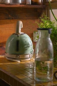 Glasskaraffel med filtrert vann på kjøkken i feriebolig på Costa Blanca – bærekraftig alternativ til flaskevann i Torrevieja.