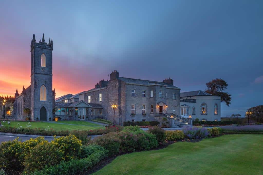Glenlo Abbey Hotel ved Galway, historisk herregård med hage og tårn i solnedgang