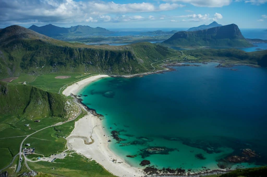 Hauklandstranda i Lofoten med turkis hav, hvit sandstrand og dramatiske fjell i Nord-Norge