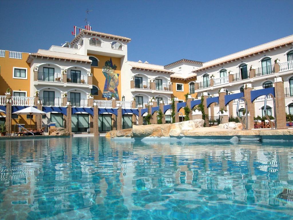 Luksushotell i Torrevieja med stort svømmebasseng og middelhavsinspirert arkitektur på Costa Blanca i Spania.