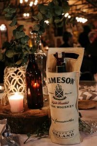 Jameson irsk whiskey på stemningsfull restaurant med levende lys og dekor