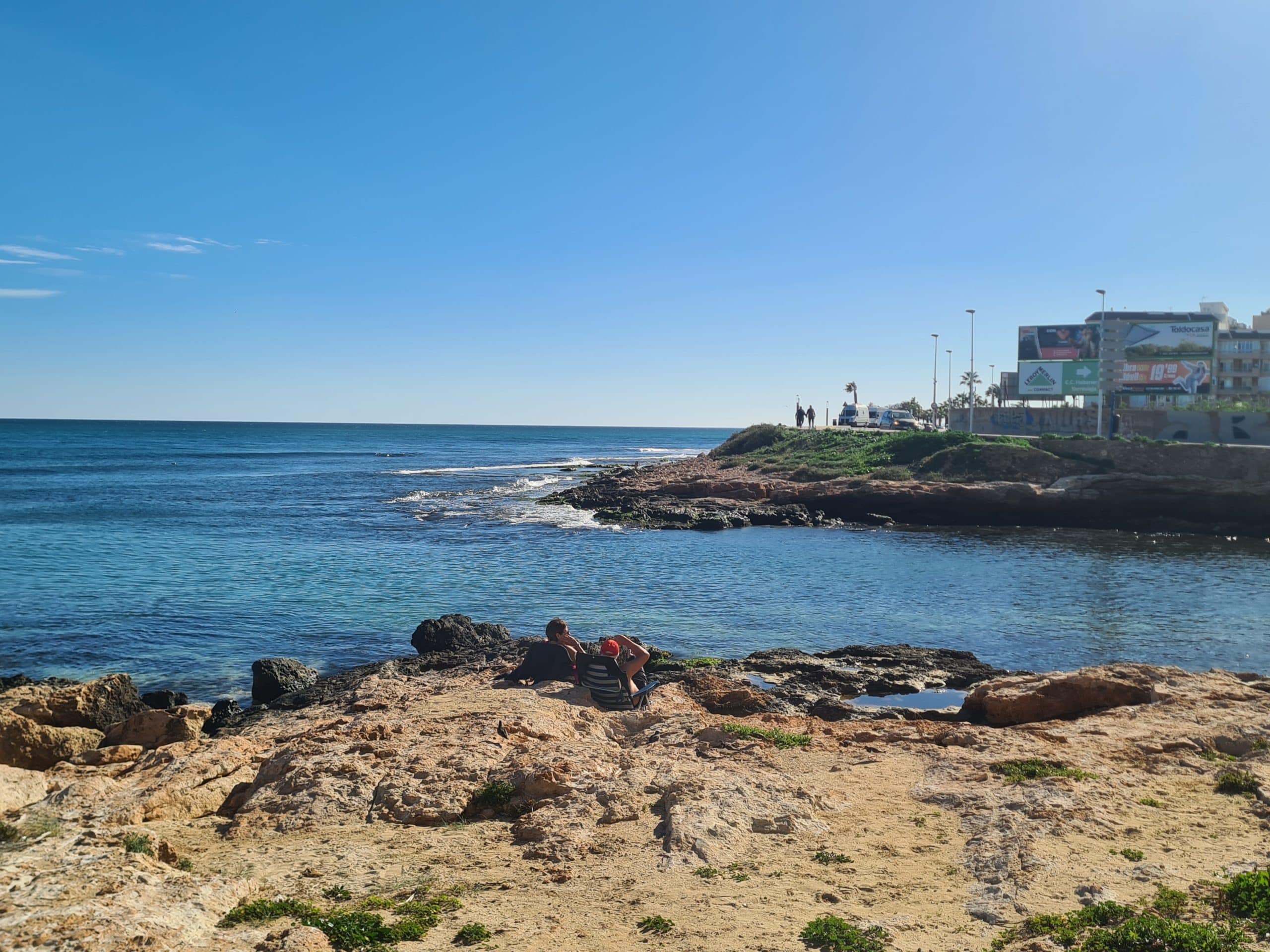Klipper og kystlinje i Torrevieja på Costa Blanca med utsikt over Middelhavet i Spania.