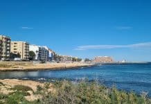 Torrevieja – Den sofistikerte siden av Costa Blanca Kystlinjen i Torrevieja med strandpromenade, sandstrand og Middelhavet – populær ferieby på Costa Blanca i Spania.