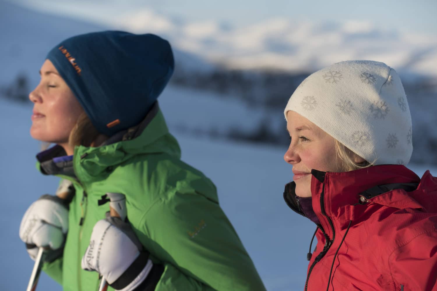 Langrennsløpere med sol i ansiktet på preparerte spor ved Spidsbergseter