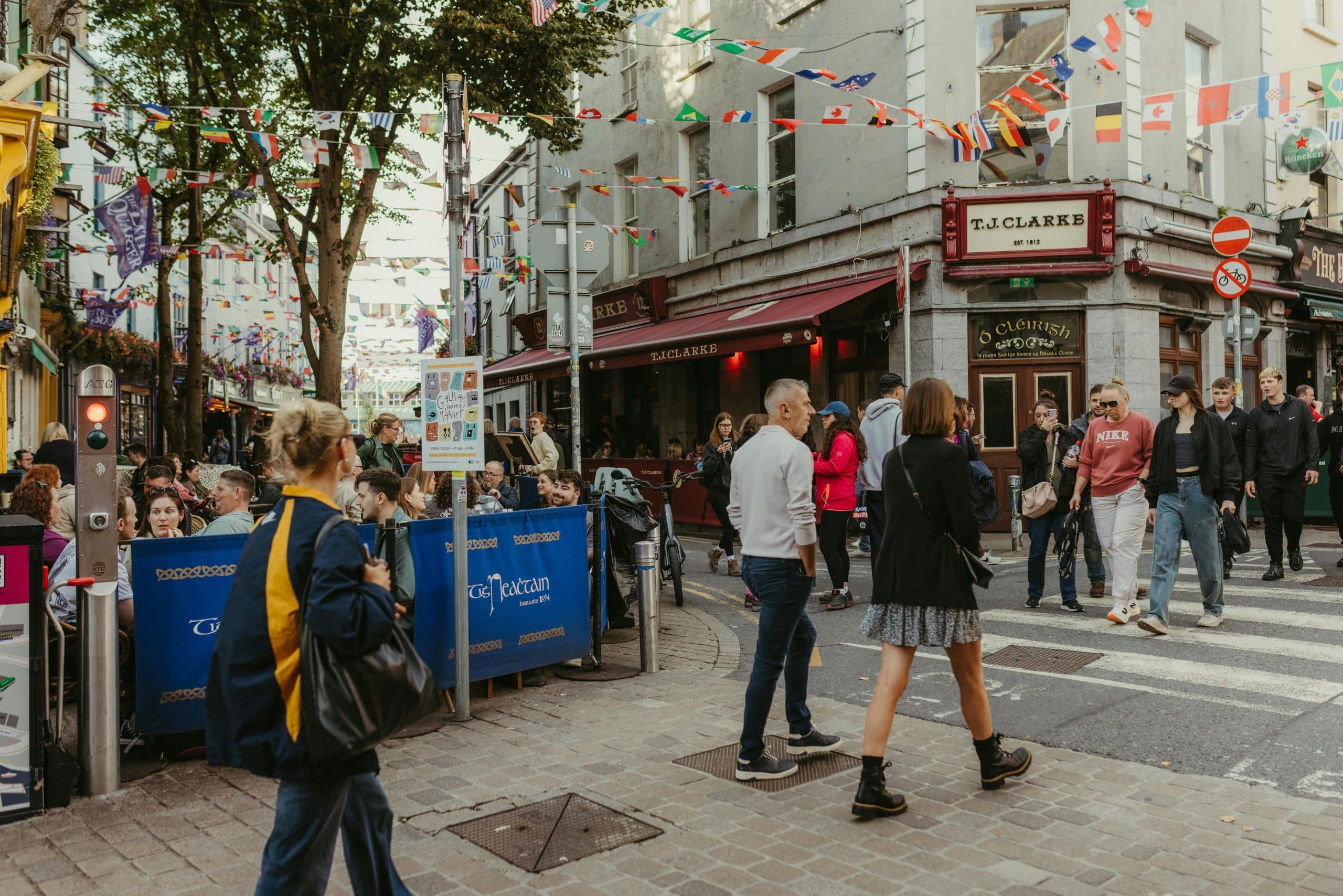 Livlig gate i Galway med restauranter, puber og folk i det historiske sentrum