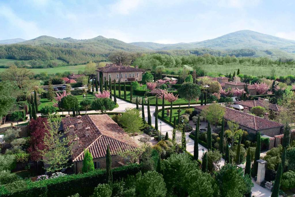 Luksuriøs agriturismo i Toscana omgitt av olivenlunder, vinmarker og bølgende åser – et eksklusivt landlig retreat der natur, ro og autentisk luksus møtes.