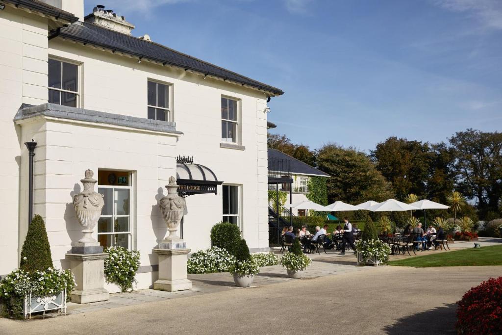 Luksuriøs fasade på The Lodge at Ashford Castle i grevskapet Mayo i Irland med terrasse og hage