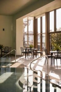 Lyst spaområde med basseng og store vinduer på The Lodge at Ashford Castle i Irland