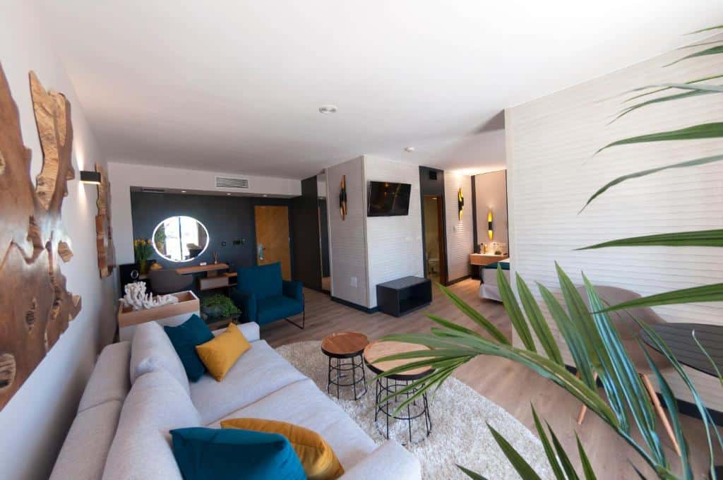 Moderne suite på Hotel La Laguna Spa & Golf i Torrevieja – luksushotell ved La Mata naturpark på Costa Blanca i Spania.