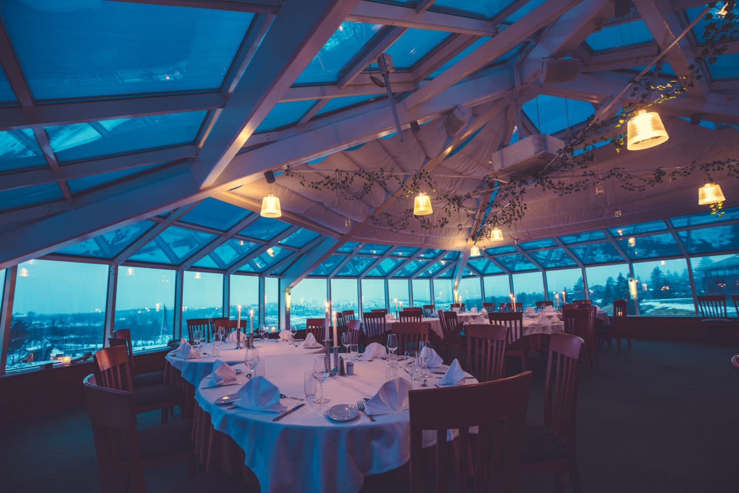 Nordlyset restaurant med dekket bord og nydelig utsikt utover vinterlandskap på Spidsbergseter Resort Rondane