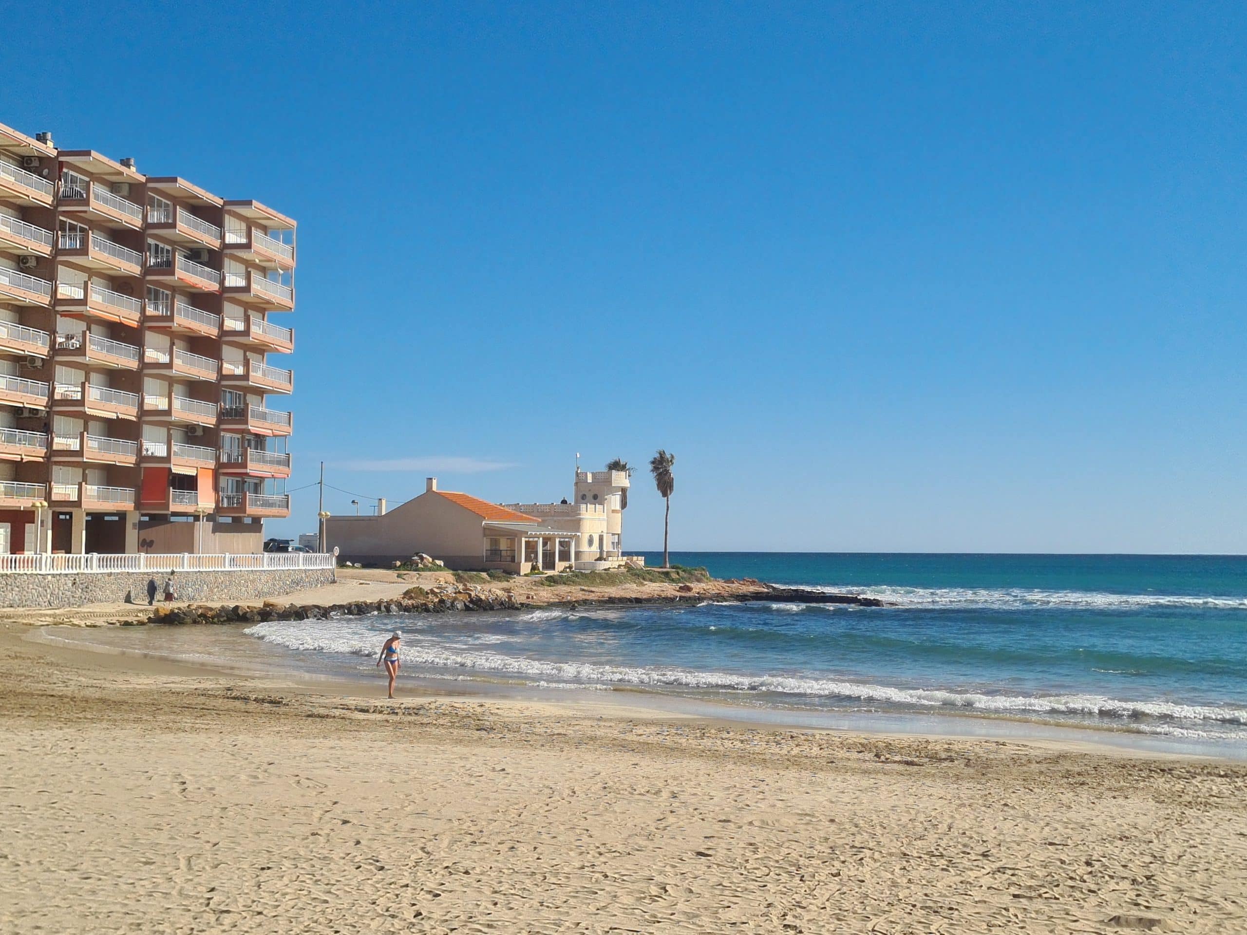 Playa de La Mata i Torrevieja med krystallklart vann og gyllen sandstrand – populære strender på Costa Blanca i Spania.