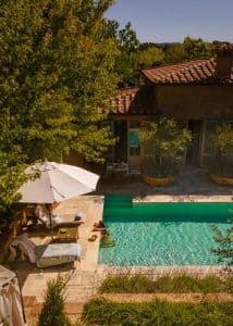 Privat basseng på luksuriøs agriturismo i Toscana, omgitt av oliventrær, historisk steinvilla og stille, grønne omgivelser.