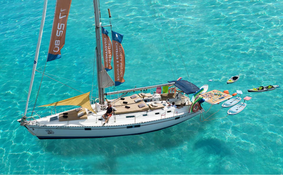 Privat seilbåt PALAIN i turkist Middelhav utenfor Torrevieja på Costa Blanca – eksklusiv 8-timers seiltur med paddleboard og badeplattform.