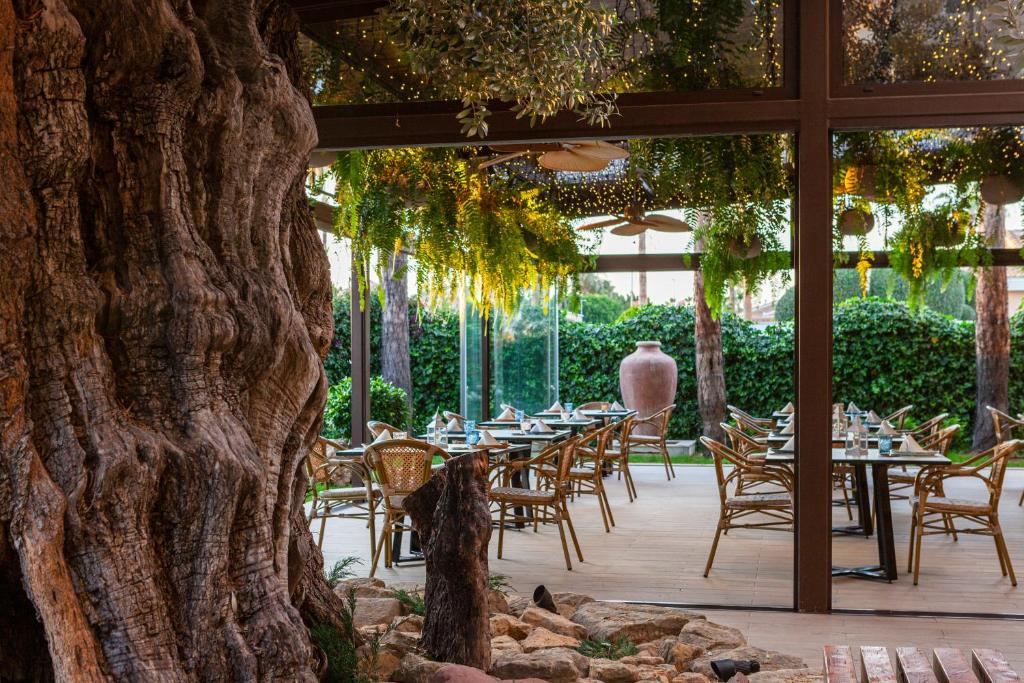 Restaurantområde på Hotel La Laguna Spa & Golf i Torrevieja – luksushotell ved naturparken La Mata på Costa Blanca i Spania.