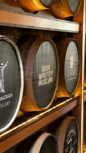 Smaking av irsk whiskey i tradisjonelt destilleri