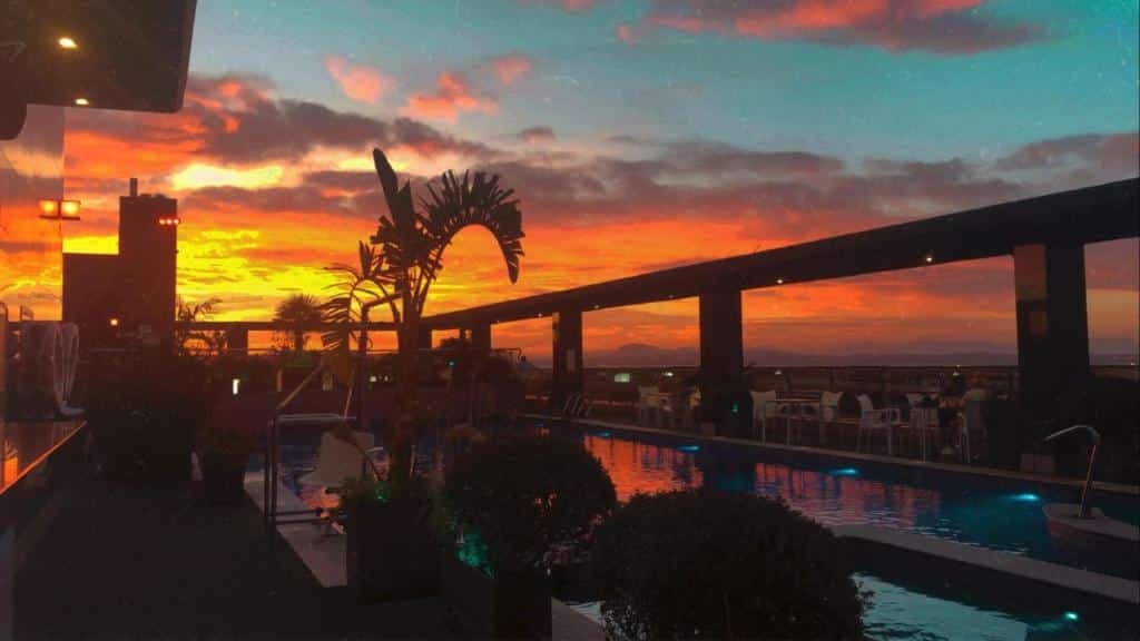 Solnedgang over takterrassen og infinity-pool på Dña Monse Hotel Spa & Golf i Torrevieja – luksushotell på Costa Blanca i Spania.