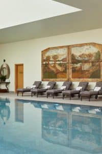Solsenger ved innendørs basseng på The Lodge at Ashford Castle i Irland
