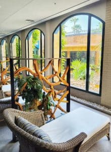 Spaområde på Hotel La Laguna Spa & Golf i Torrevieja - med solsenger ved basseng og utsikt til tropisk uteområde