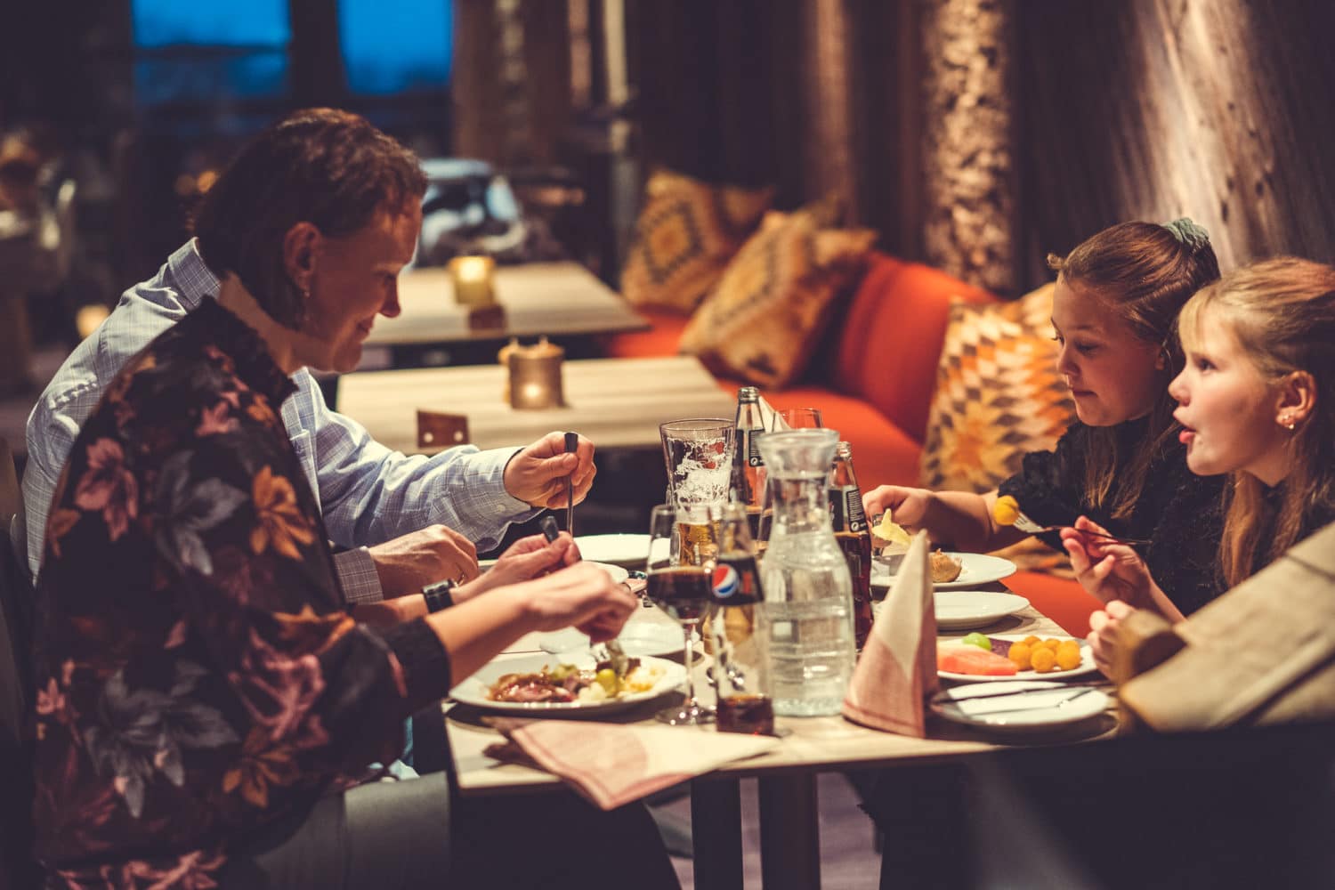 Spidsbergseter restaurant bilde med familie som koser seg i restauranten ved Spidsbergseter Resort Rondane