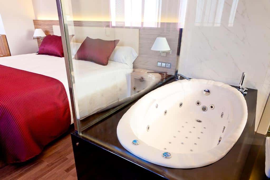 Suite med privat boblebad på Dña Monse Hotel Spa & Golf i Torrevieja – luksuriøs overnatting på Costa Blanca i Spania.