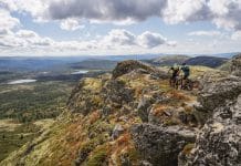 Spidsbergseter Resort Rondane – fjelloppholdet du lengter tilbake til Syklister på fjellet med utsikt utover Rondane fjellet - foto Spidsbergseter Resort Rondane